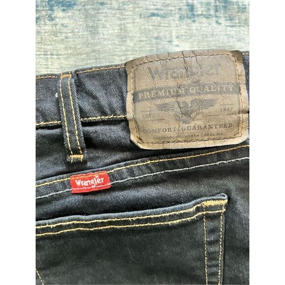 Wrangler Very Dark Blue Wash Relaxed Fit Straight Leg Jeans 46 x 30 - Picture 4 of 6